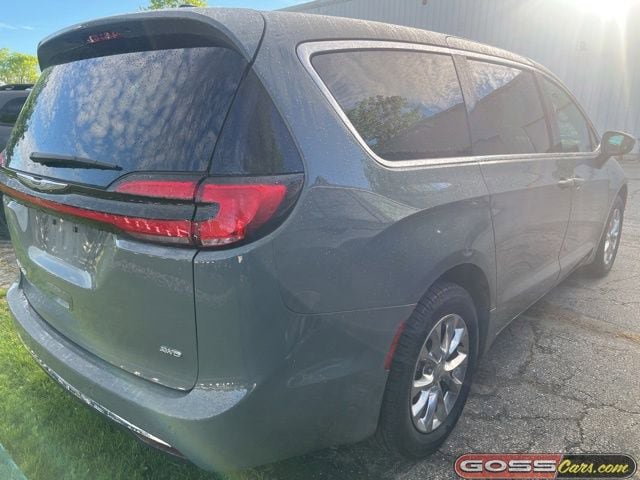 Used 2023 Chrysler Pacifica Touring-L w/ Uconnect Theater Family Group AWD/4WD image 3