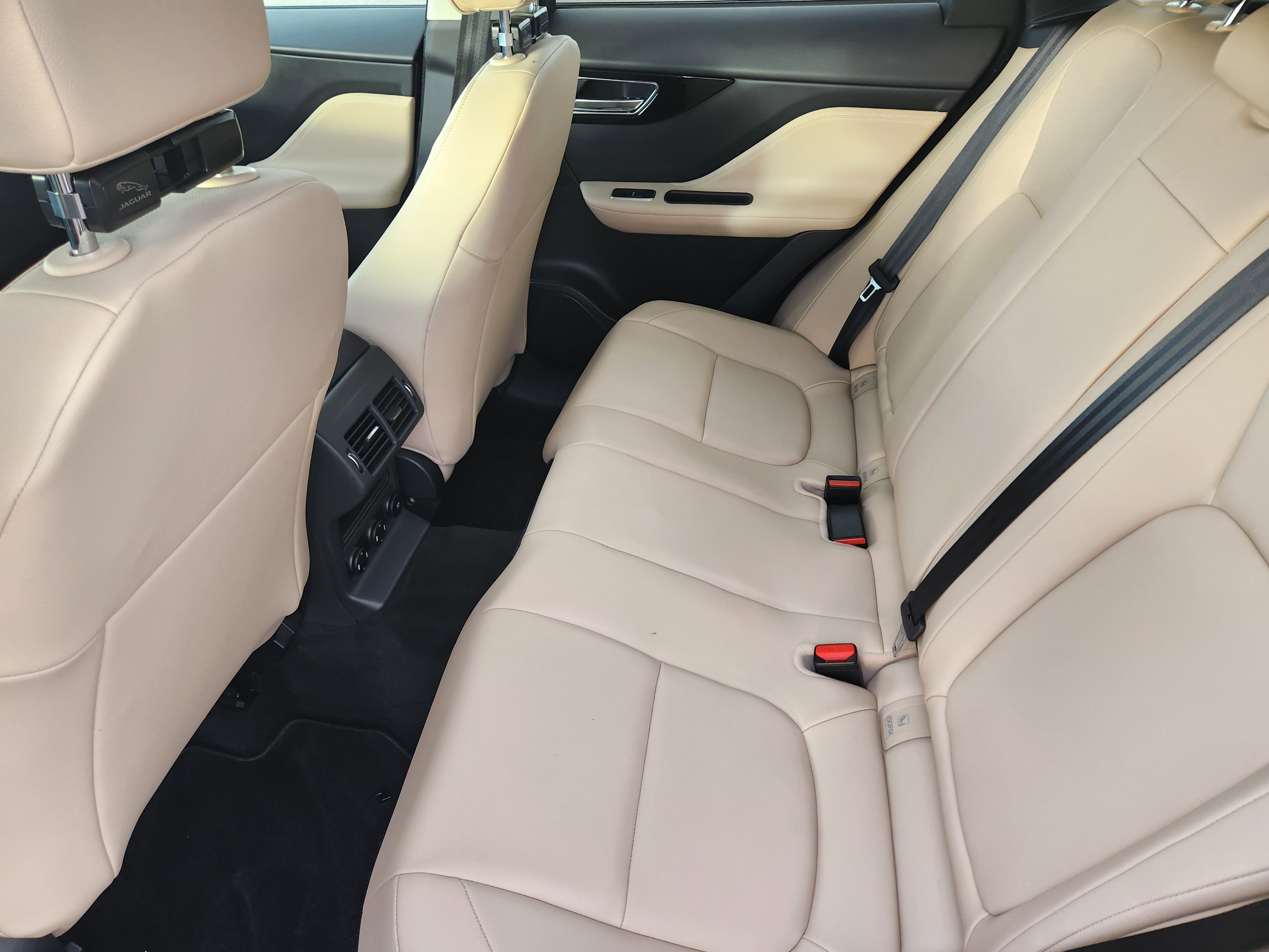 Used 2018 Jaguar F-PACE Premium image 22