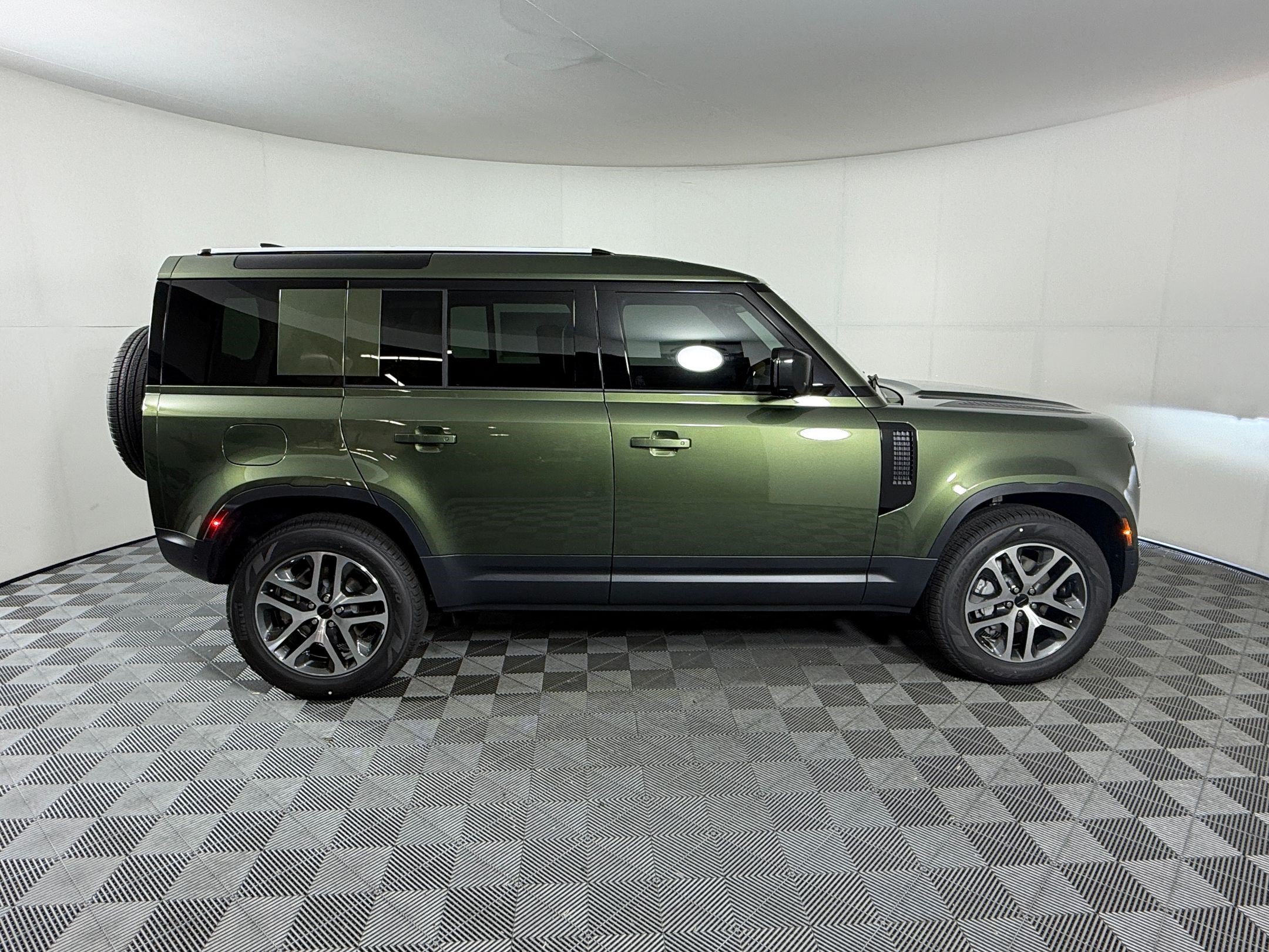 New 2026 Land Rover Defender 110 S AWD/4WD image 8