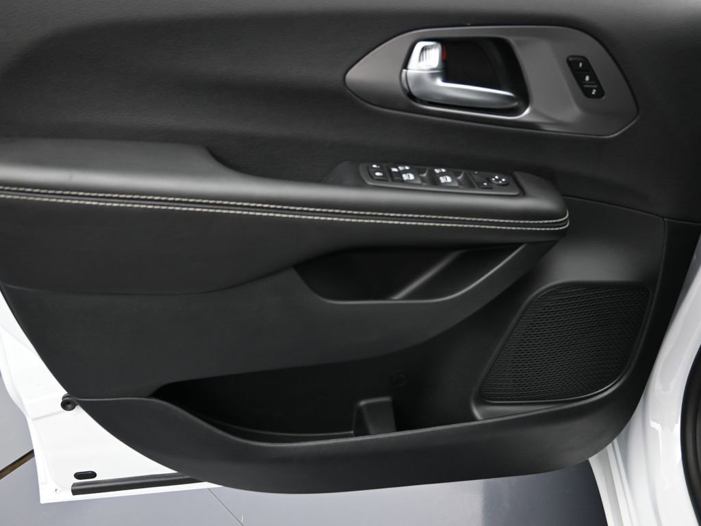 New 2026 Chrysler Pacifica Select image 11