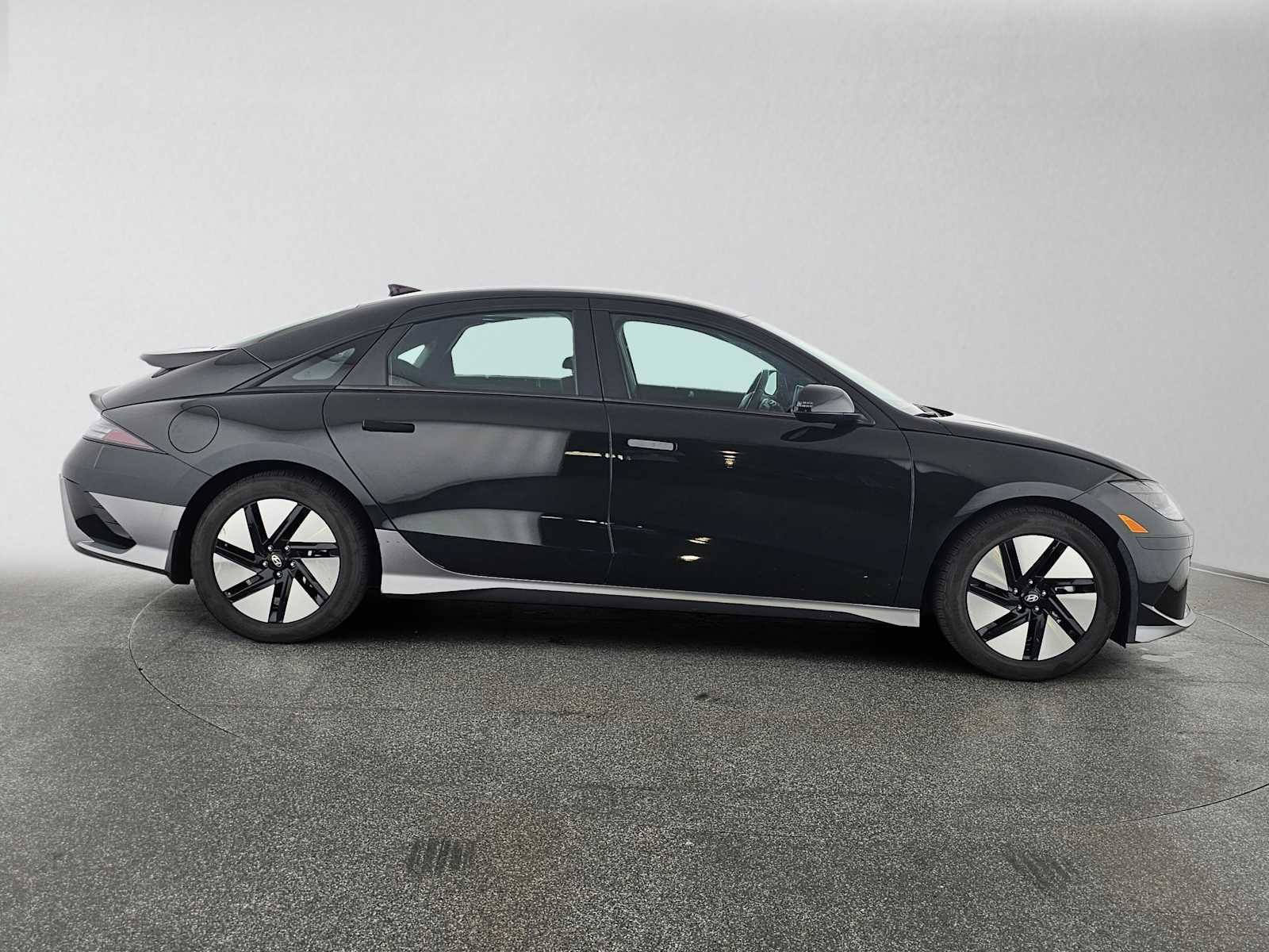 Used 2023 Hyundai Ioniq 6 SE RWD image 2