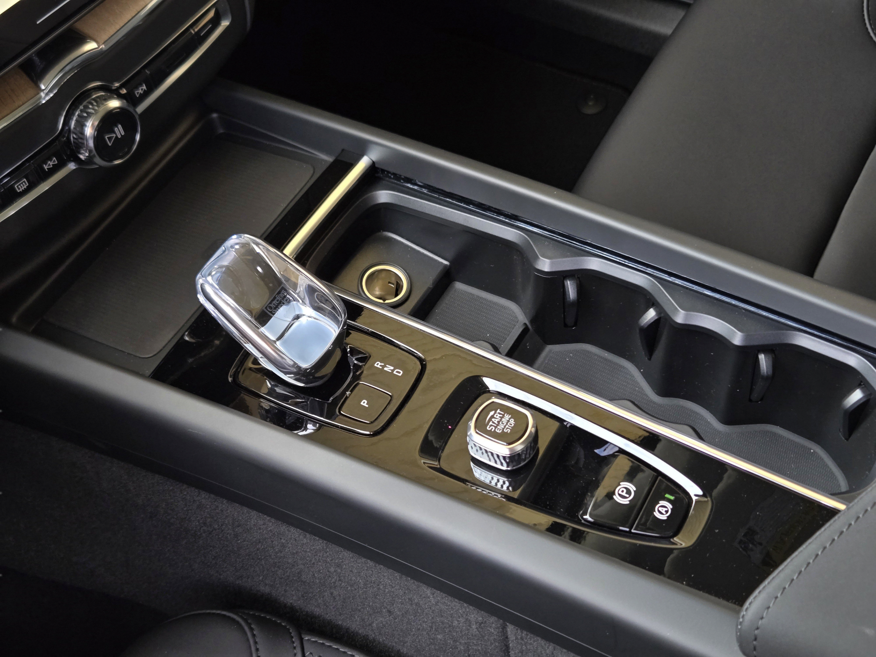 New 2026 Volvo XC60 B5 Core AWD/4WD image 17