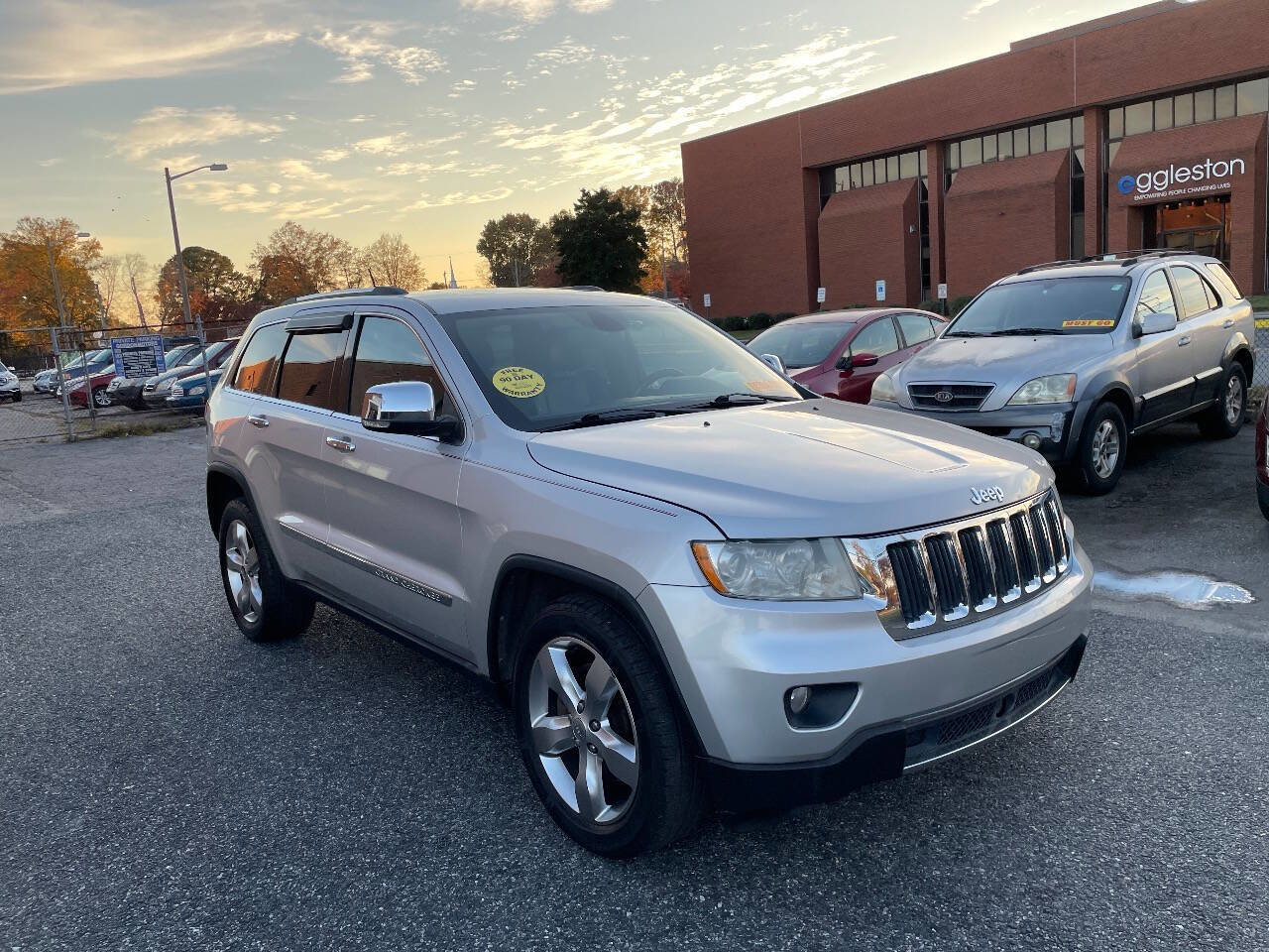 Used 2013 Jeep Grand Cherokee Limited w/ Advance Technology Group image 9