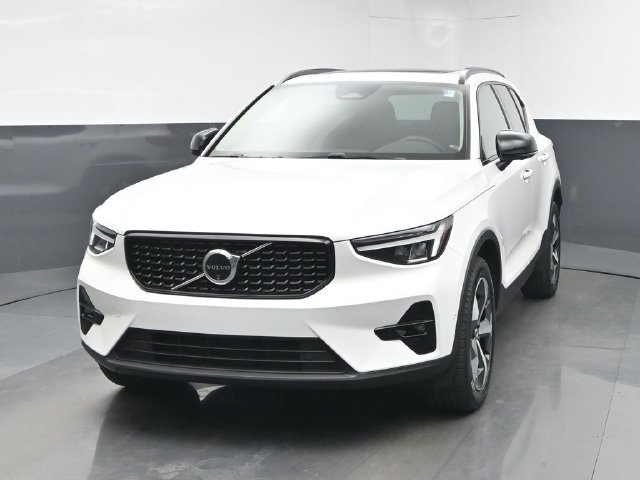 Used 2024 Volvo XC40 B5 Plus AWD/4WD image 3