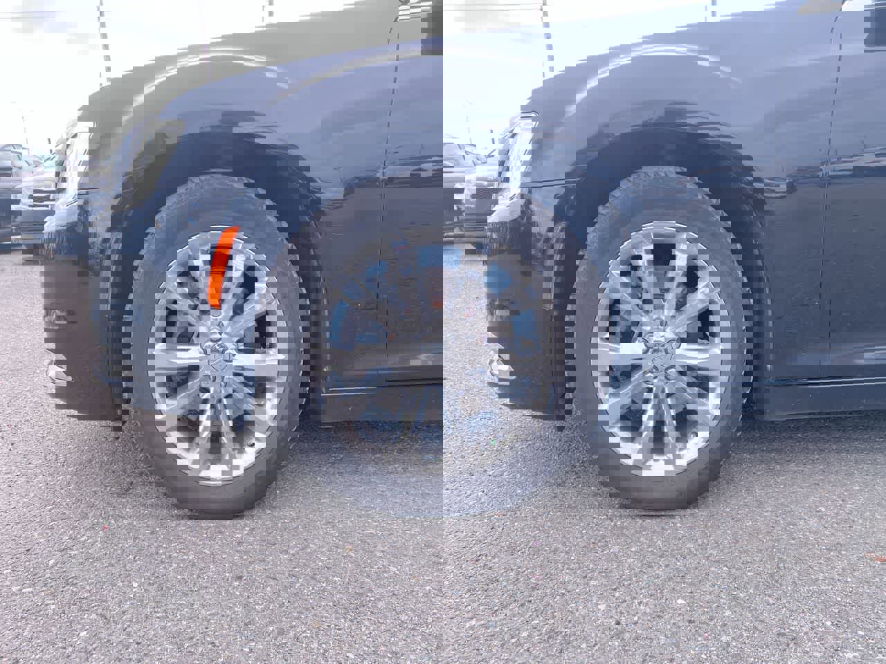 Used 2016 Chrysler 300 Limited w/ Driver Convenience Group image 10