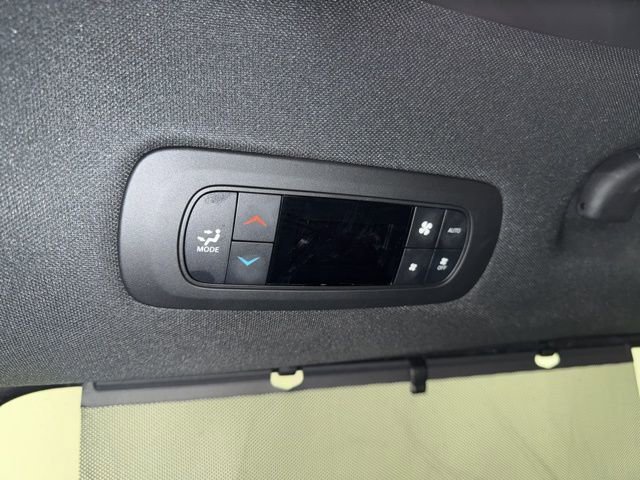 Used 2025 Chrysler Pacifica Select image 33