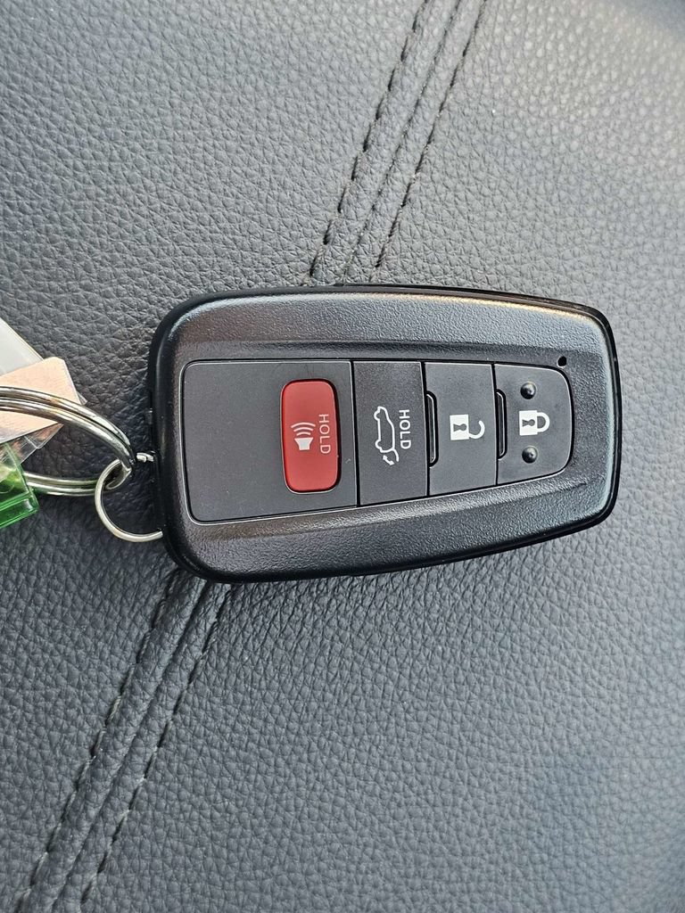 Used 2022 Toyota RAV4 Limited AWD/4WD image 30