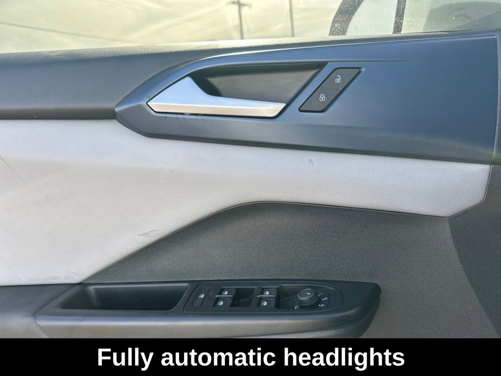 Used 2023 Volkswagen Taos SE w/ Black Wheel Package image 12