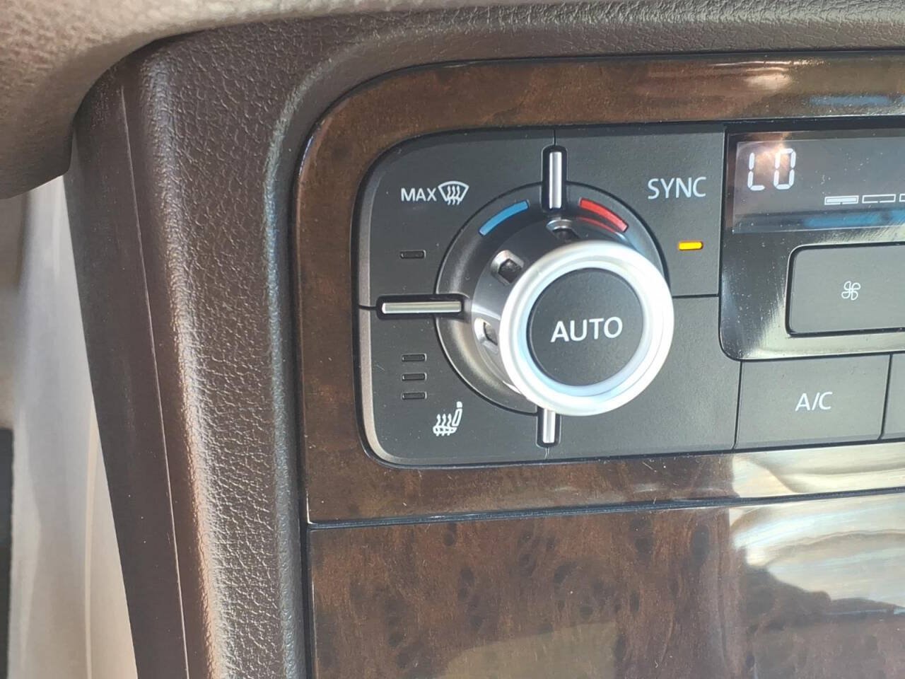 Used 2014 Volkswagen Touareg TDI AWD/4WD image 24
