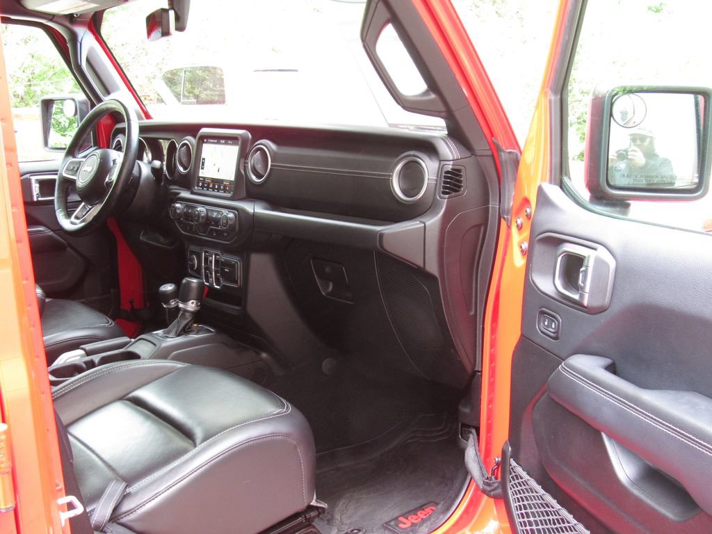 Used 2018 Jeep Wrangler Unlimited Sahara w/ Uconnect 4C Nav & Sound Group AWD/4WD image 18