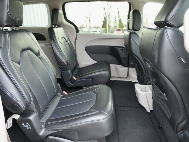 Used 2024 Chrysler Pacifica Touring-L image 10