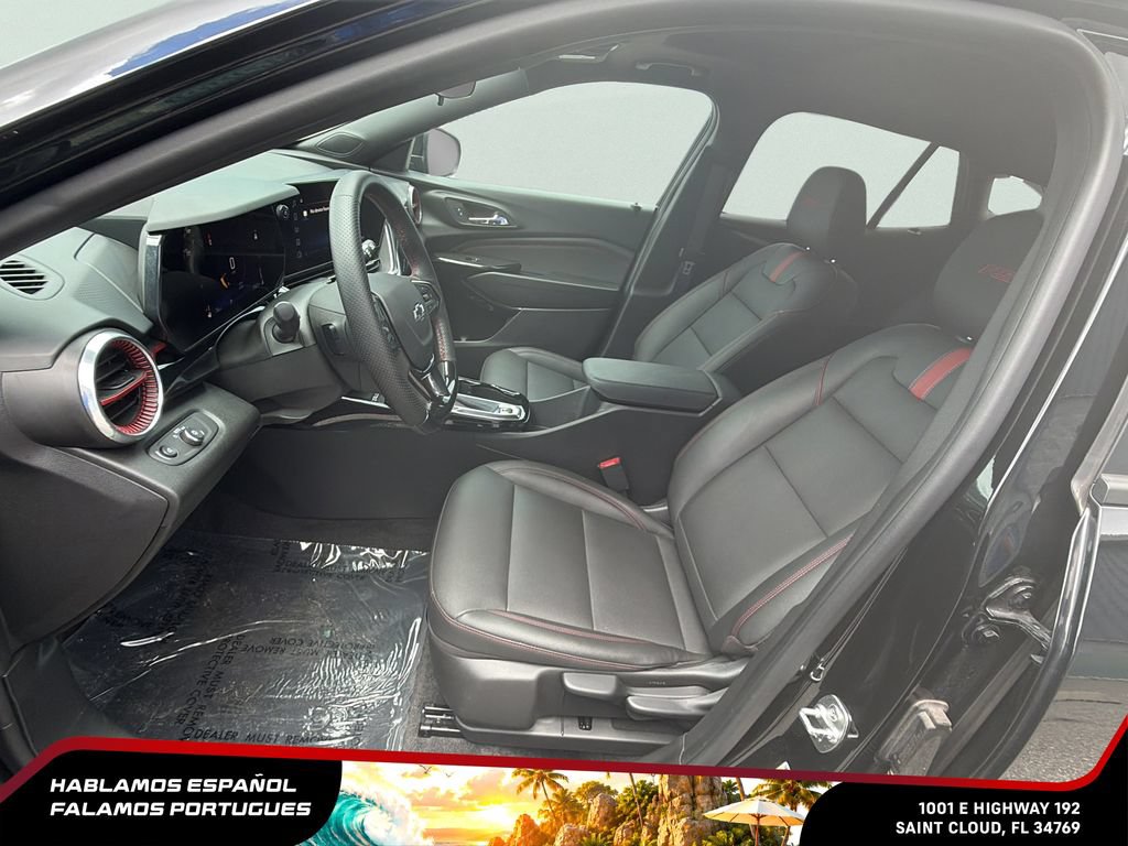 Used 2025 Chevrolet Trax RS w/ Sunroof Package FWD image 24