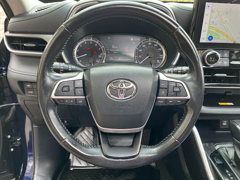 Used 2023 Toyota Highlander XLE image 12