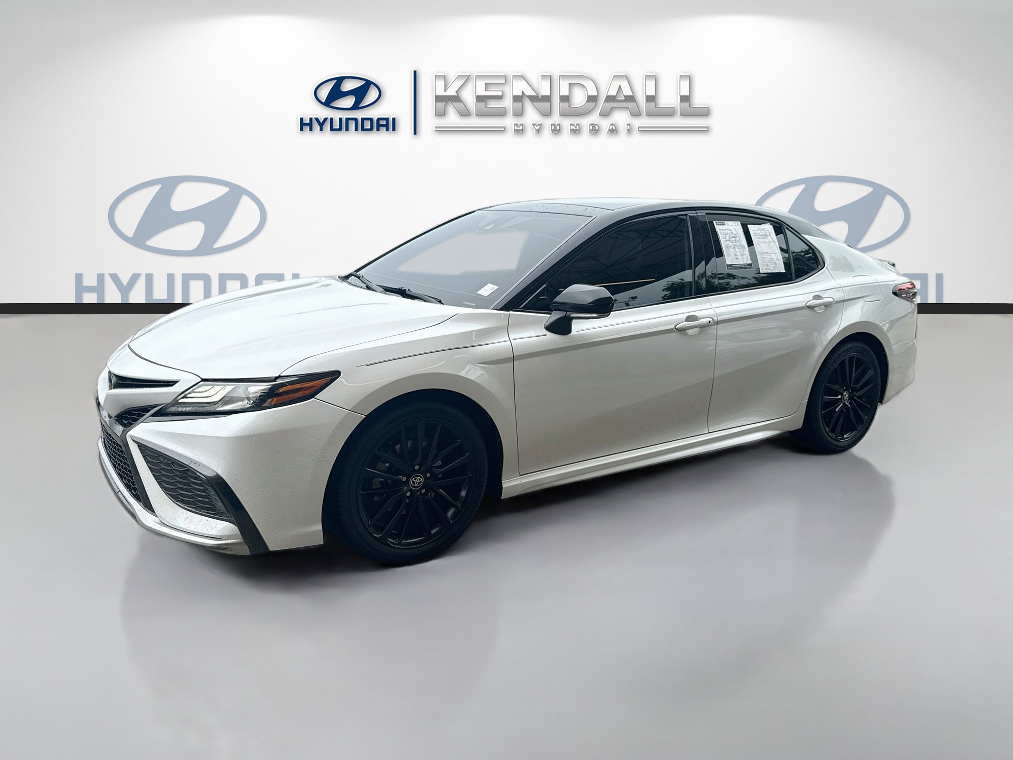 Used 2022 Toyota Camry XSE FWD image 3