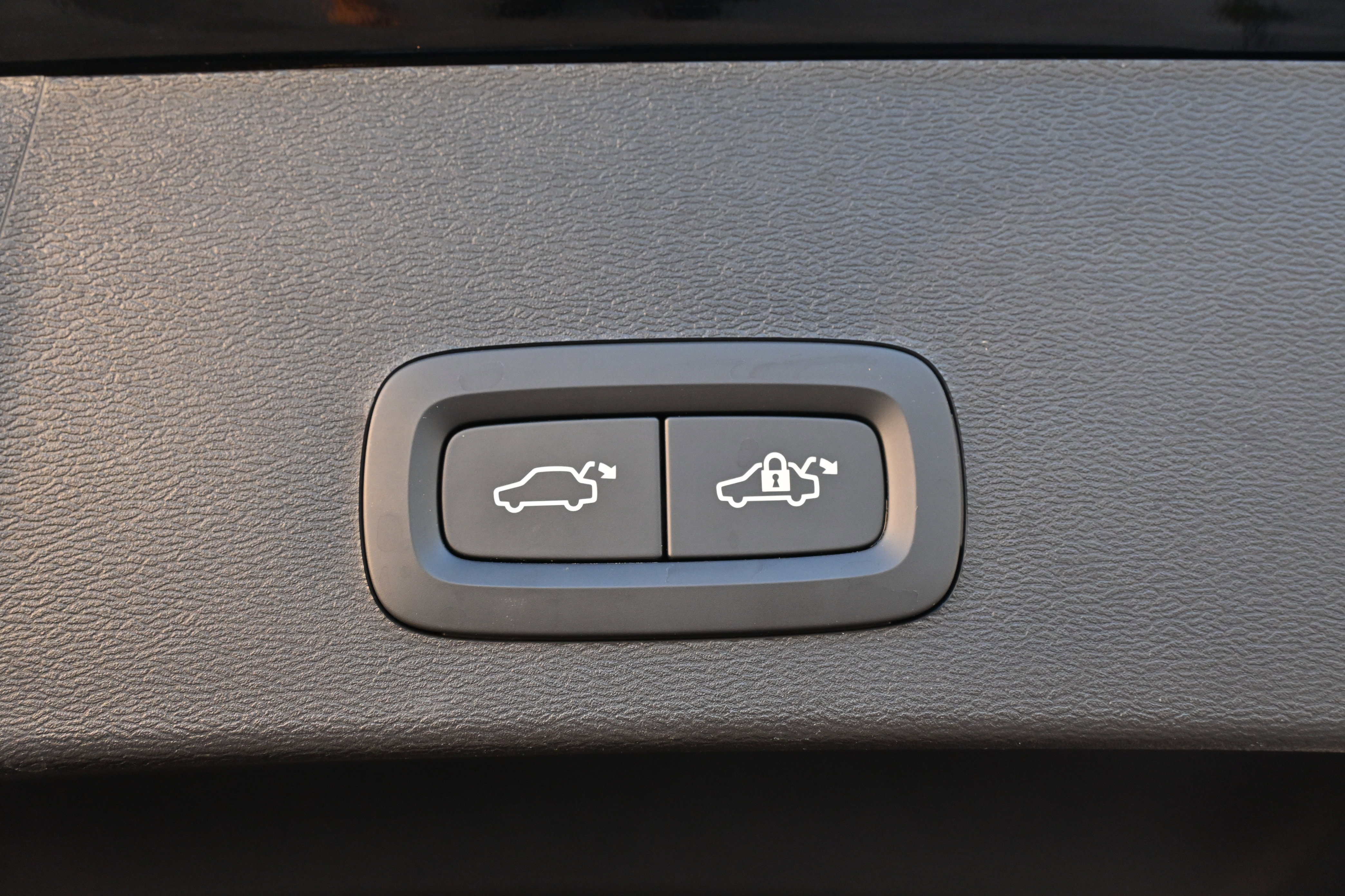 Used 2025 Volvo XC40 B5 Core image 20