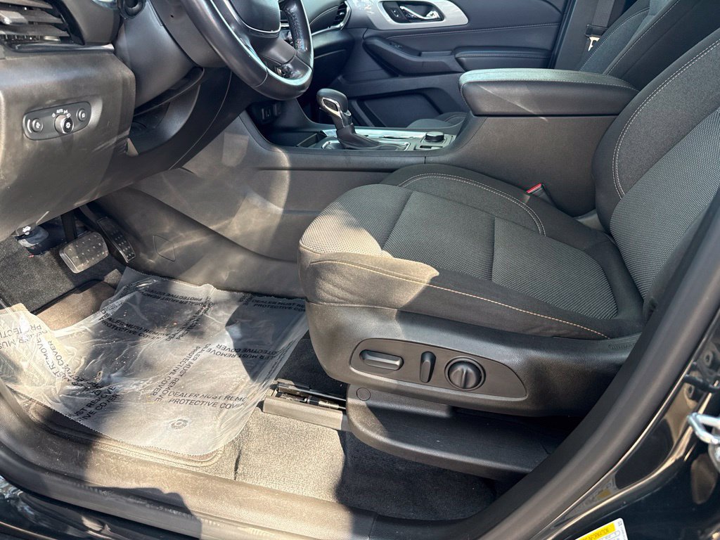 Used 2021 Chevrolet Traverse LT FWD image 13