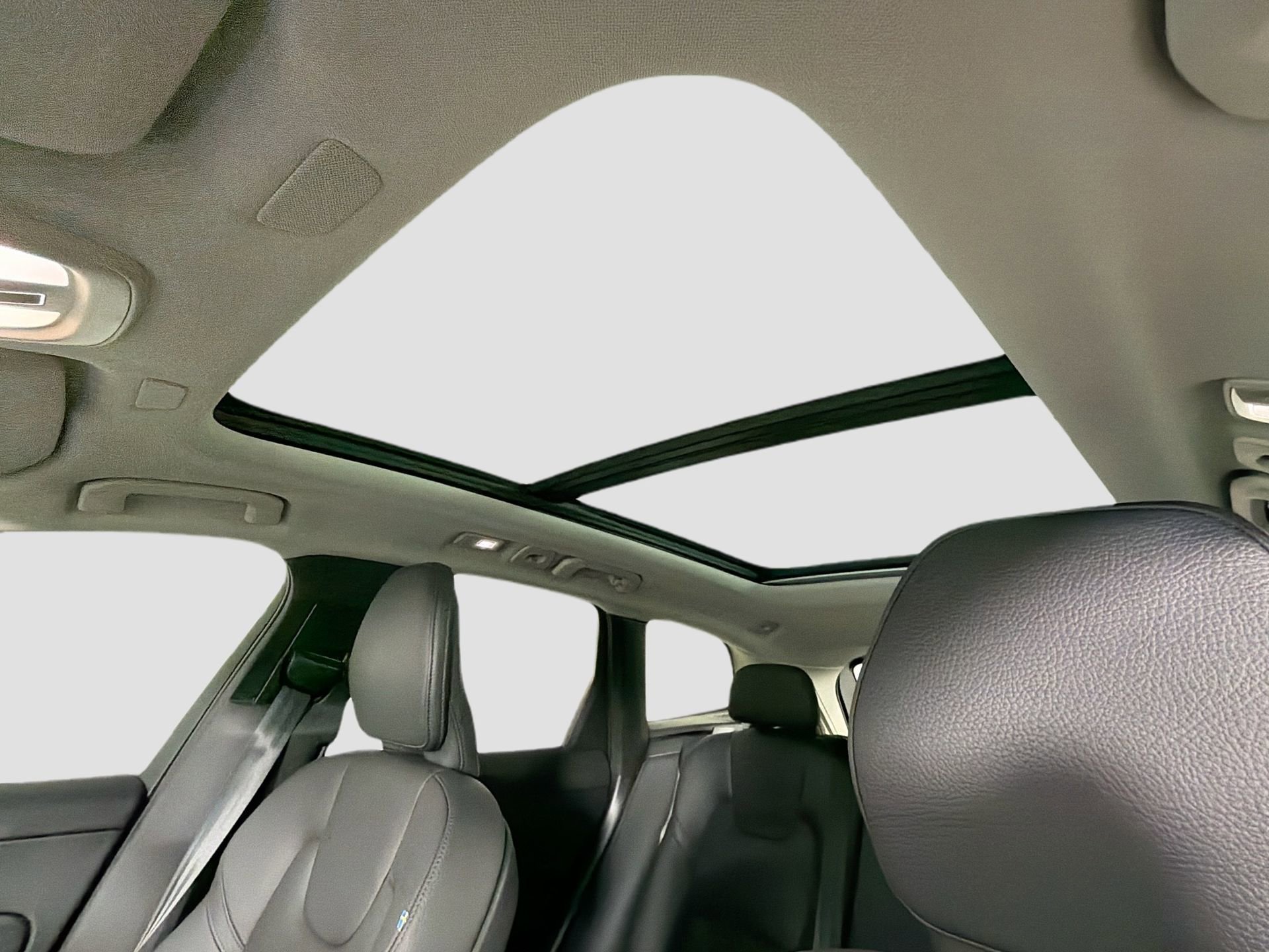 Certified 2025 Volvo XC60 T8 Plus w/ Protection Package Premier image 23