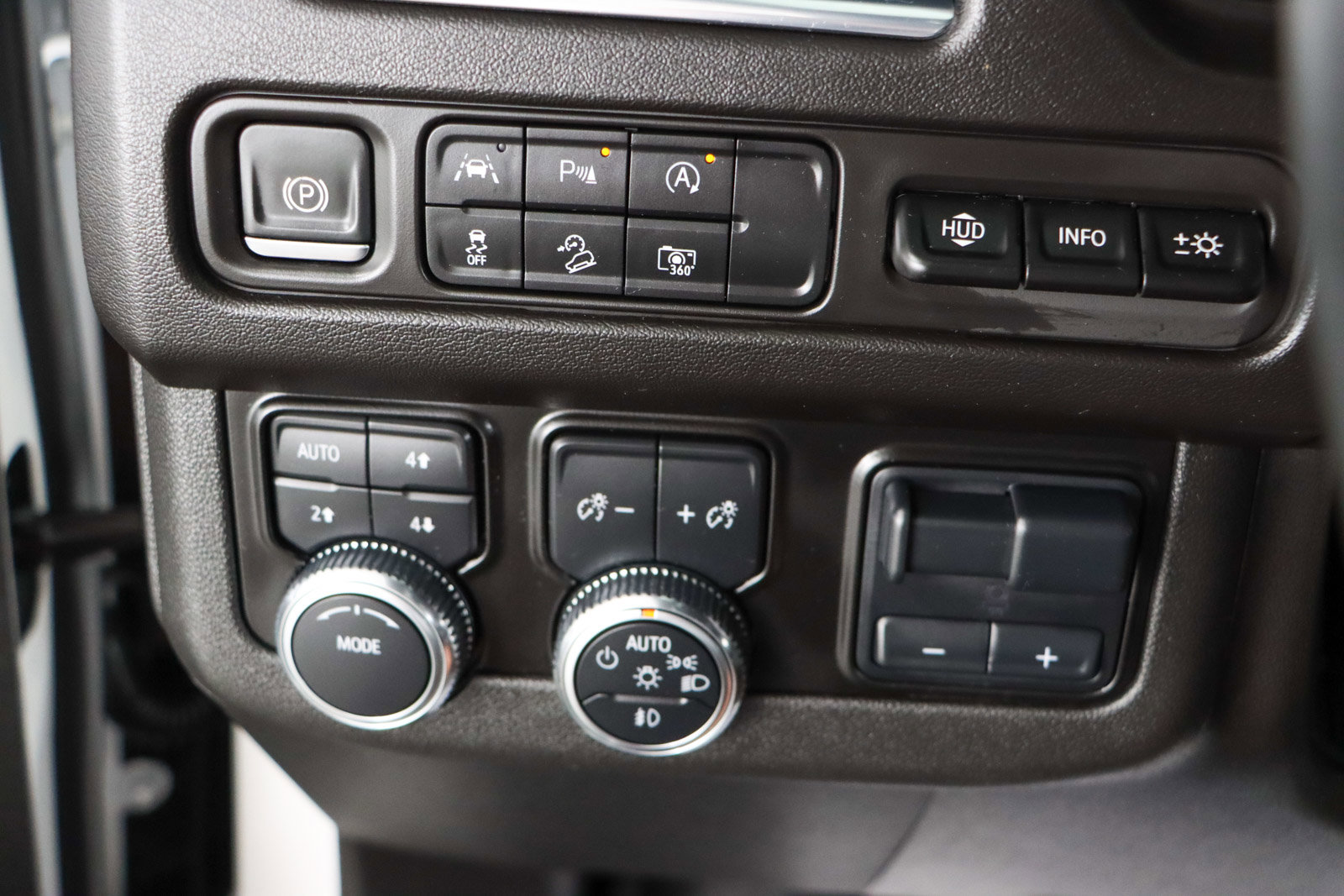 Used 2024 GMC Yukon AT4 w/ Technology Package image 24