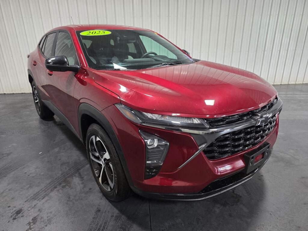 Used 2025 Chevrolet Trax RS w/ Driver Confidence Package FWD video 2