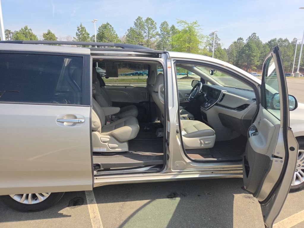 Used 2017 Toyota Sienna XLE FWD image 4