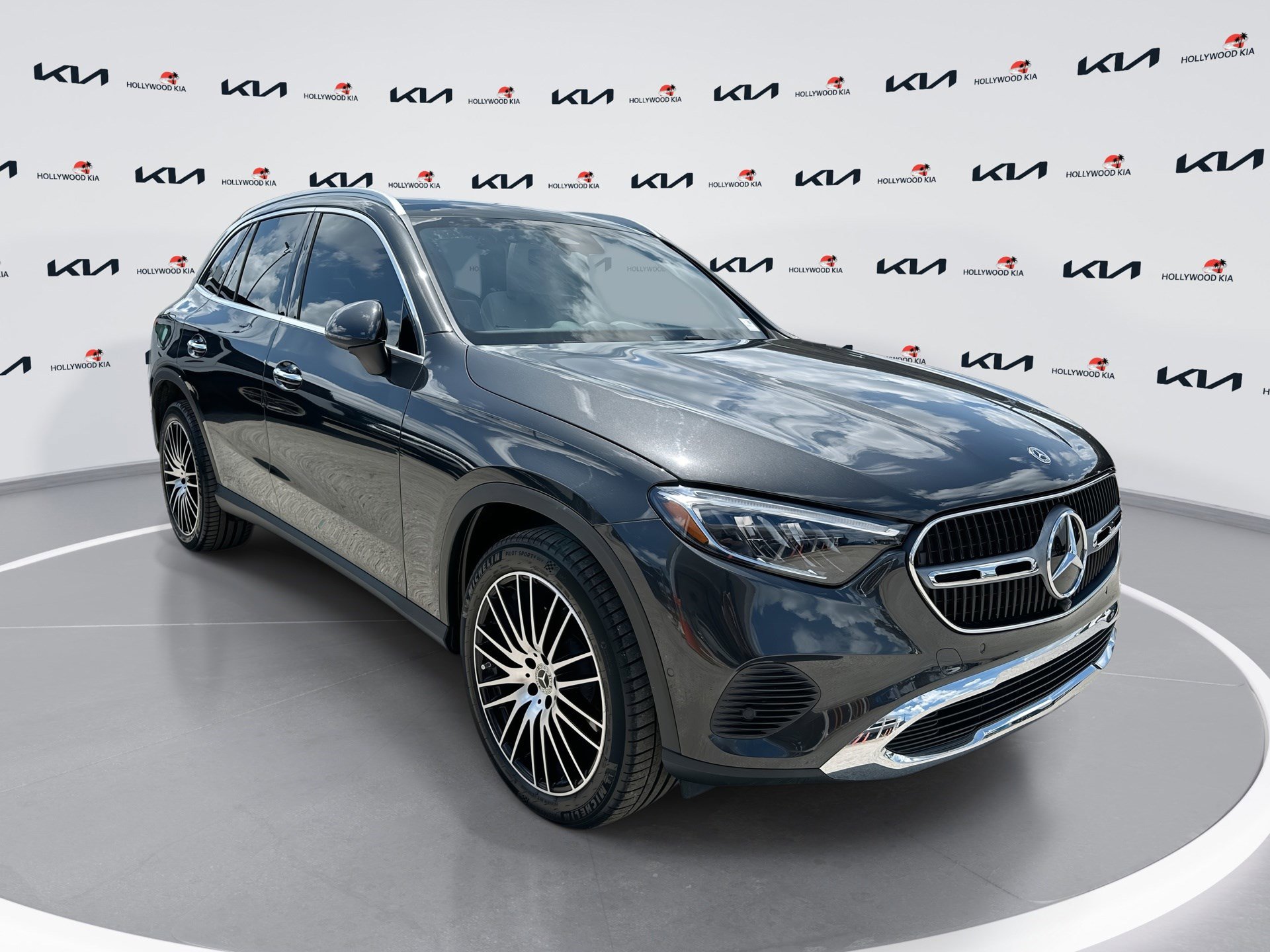 Used 2025 Mercedes-Benz GLC 300 image 1