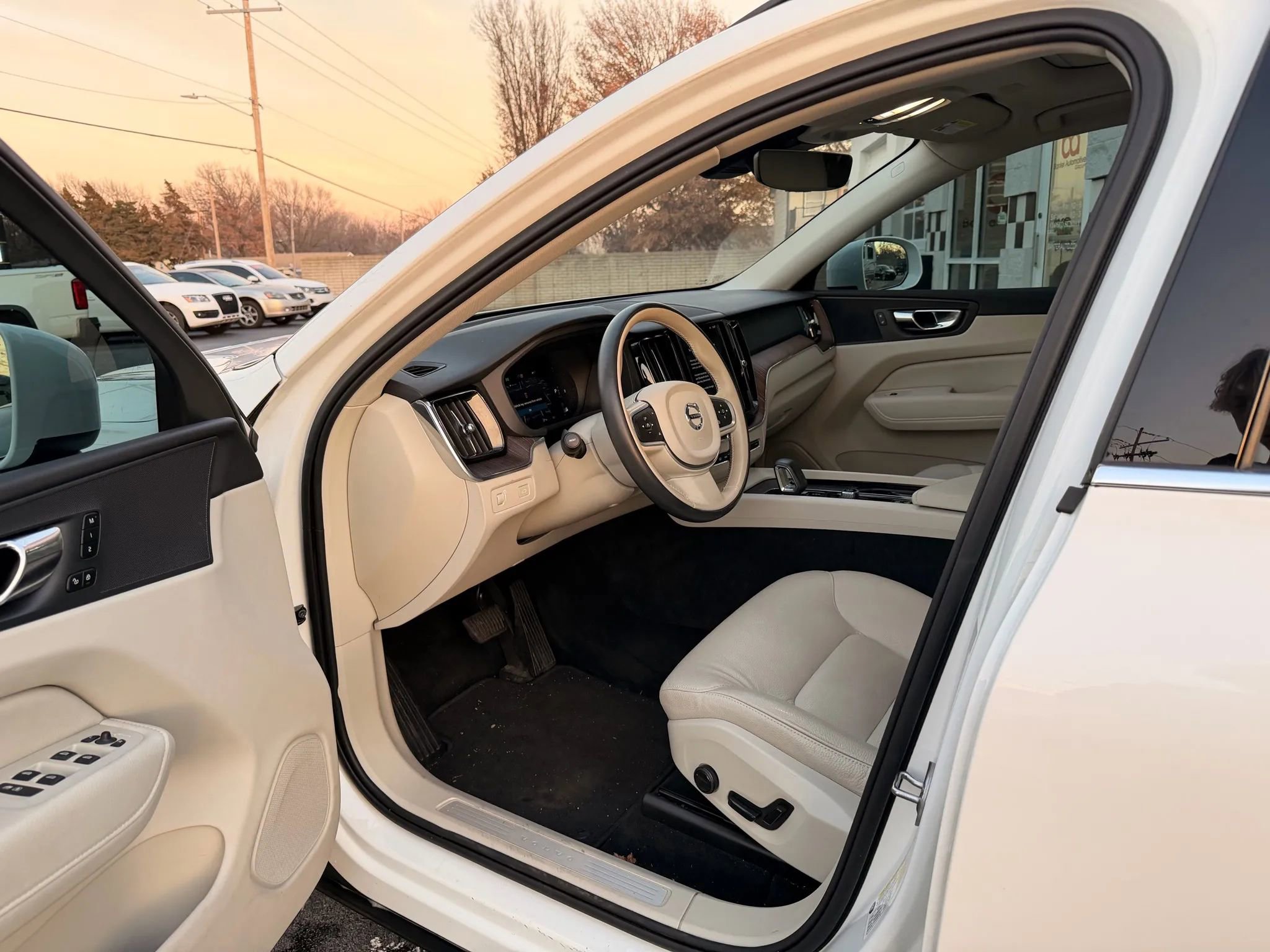 Used 2022 Volvo XC60 B5 Momentum AWD/4WD image 15