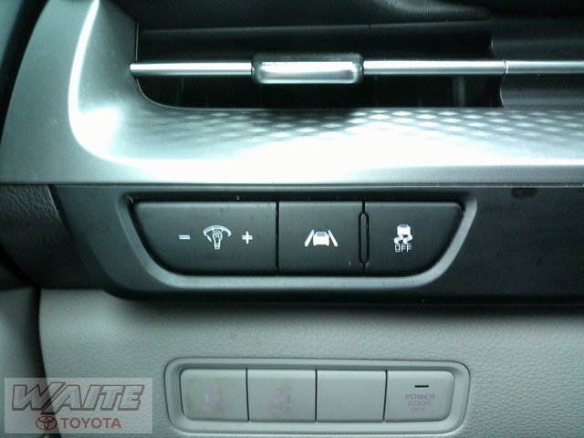 Used 2023 Kia Carnival LX image 16