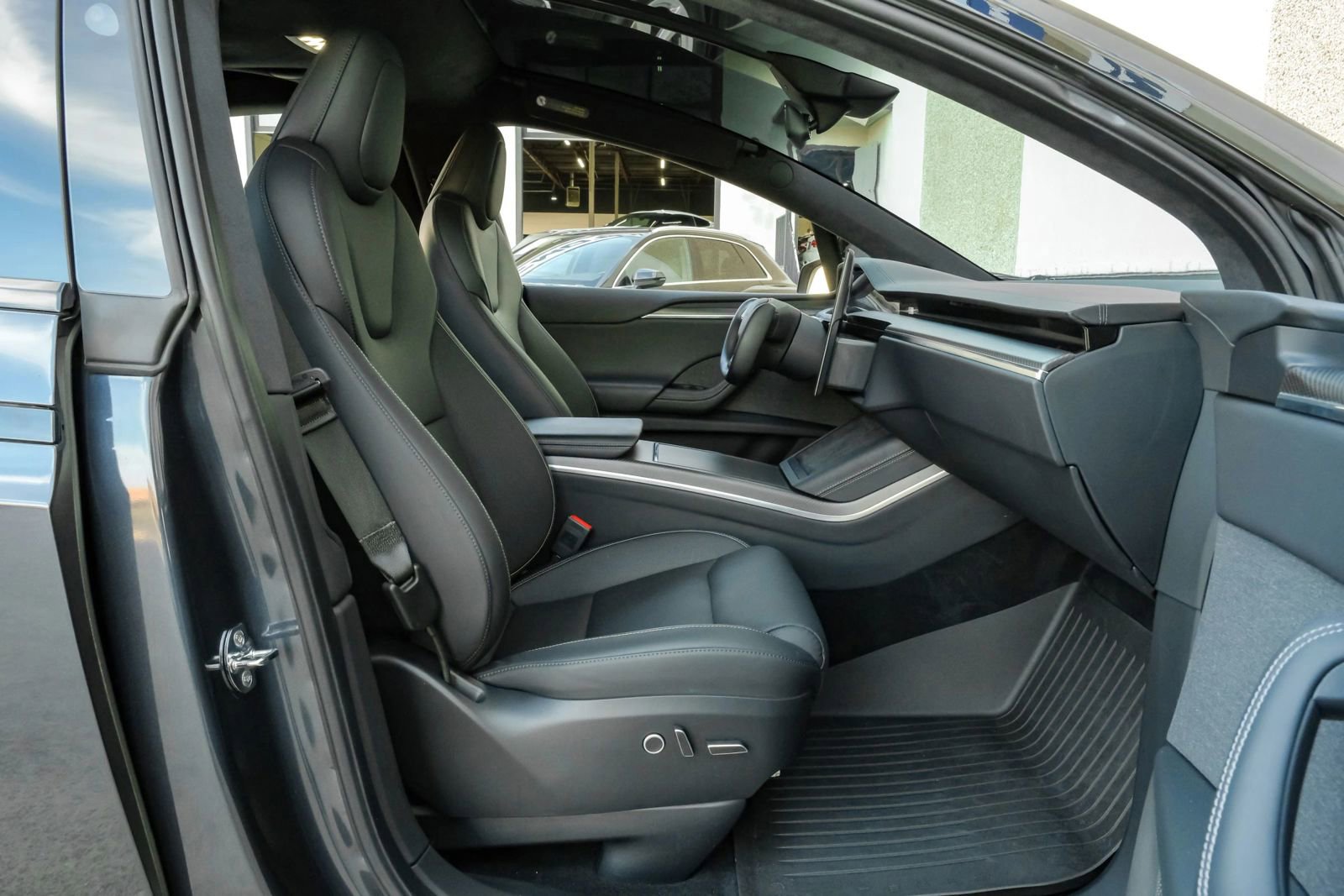 Used 2023 Tesla Model X Plaid image 55