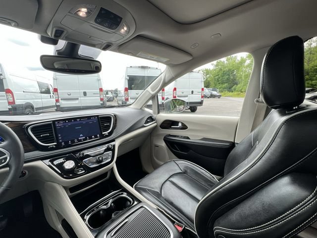 Used 2022 Chrysler Pacifica Limited FWD image 11