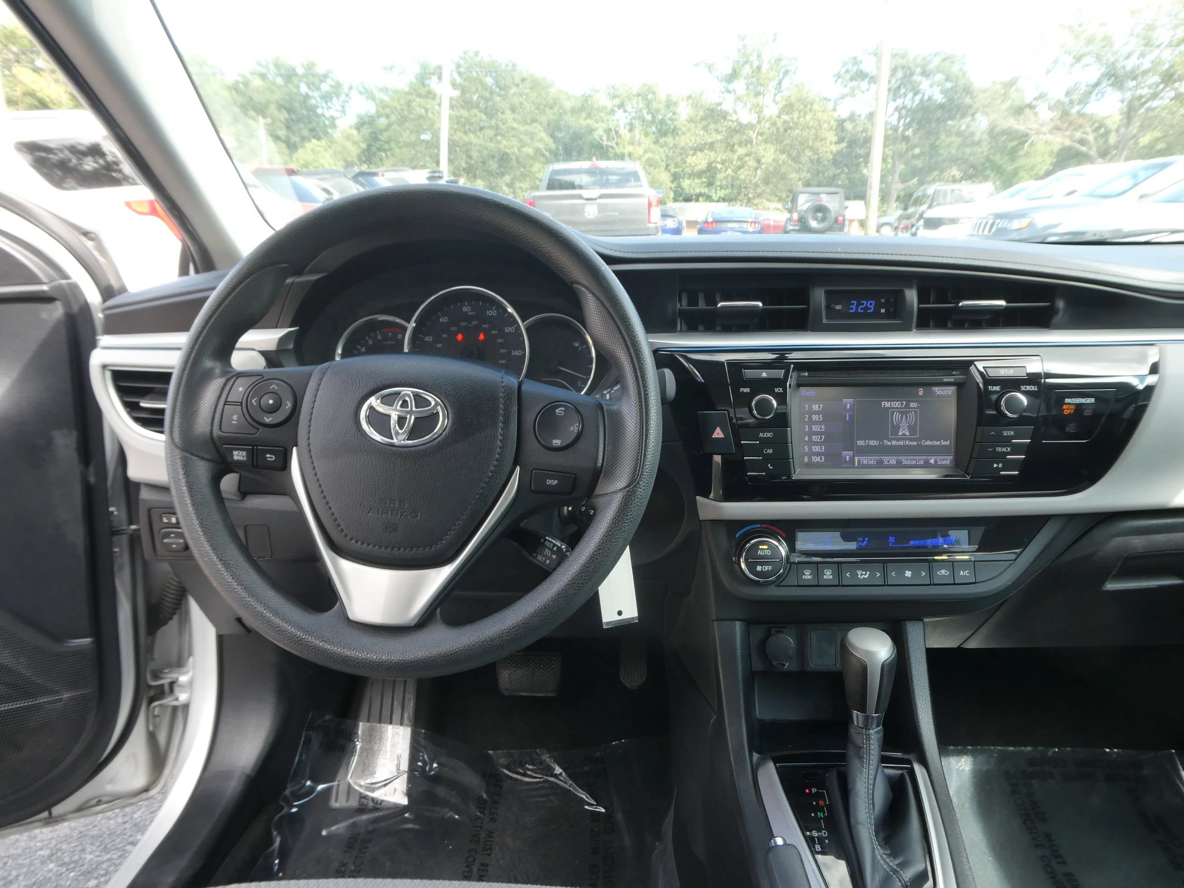 Used 2015 Toyota Corolla LE FWD image 13