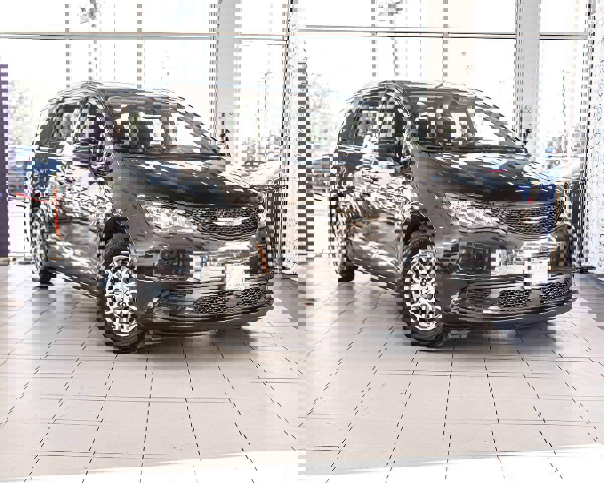 Used 2022 Chrysler Voyager LX image 5