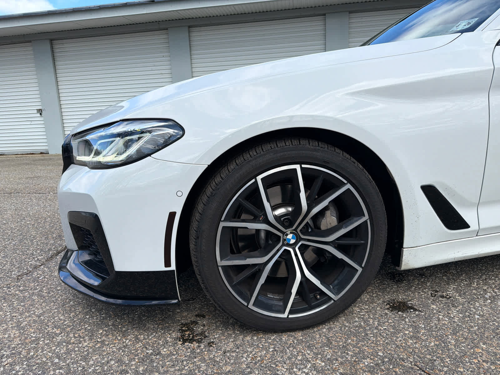 Used 2021 BMW 530i xDrive w/ M Sport Package image 9