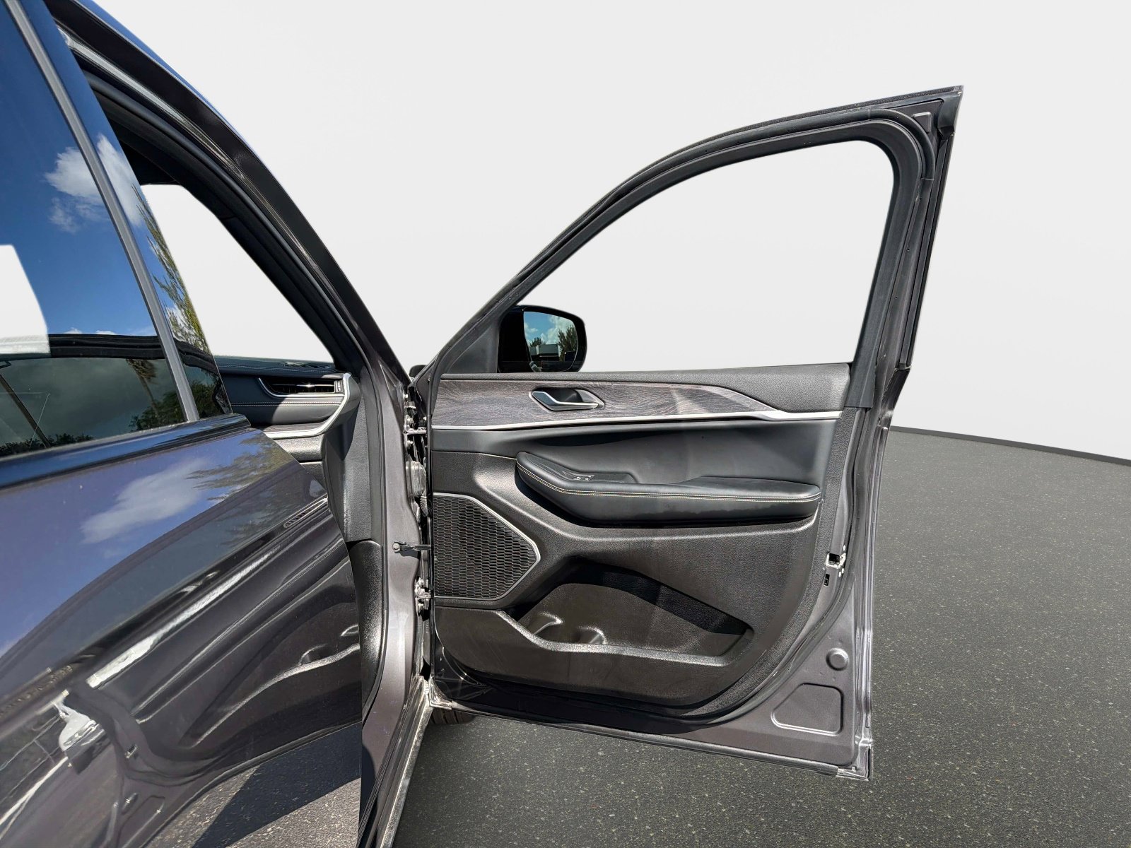 Used 2025 Jeep Grand Cherokee Limited 4xe image 22