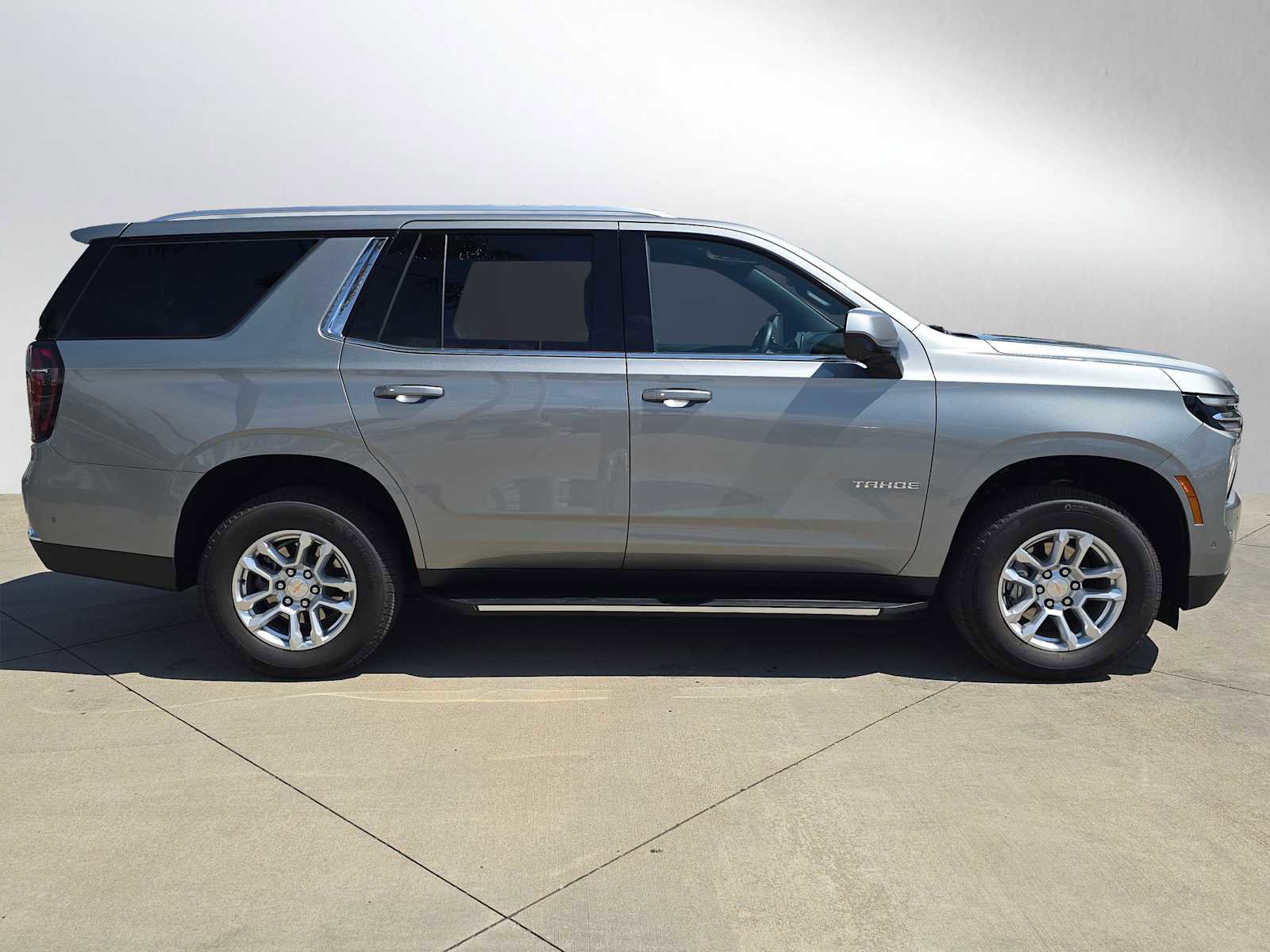 Used 2025 Chevrolet Tahoe LS AWD/4WD image 2