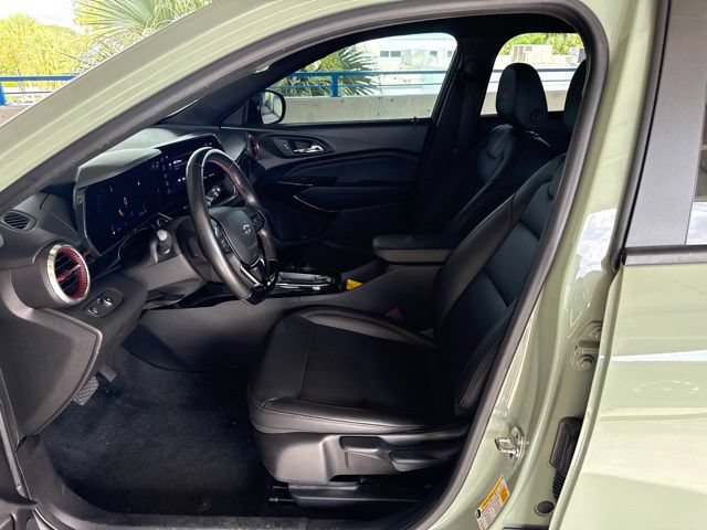 Used 2024 Chevrolet Trax RS FWD image 2