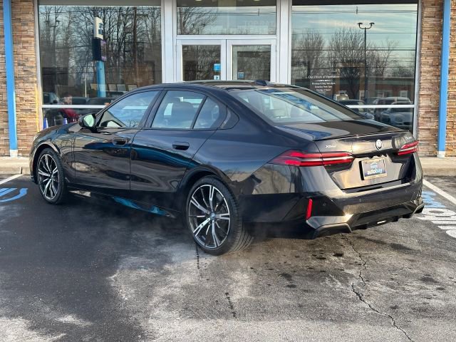 Used 2025 BMW 550e xDrive w/ Premium Package image 11