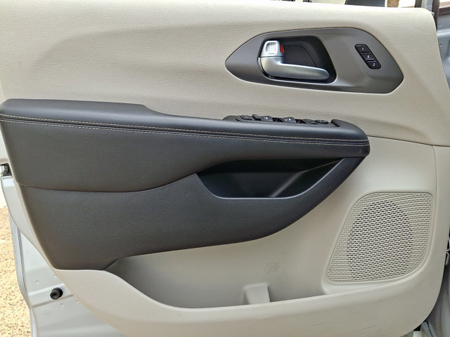 Used 2023 Chrysler Pacifica Touring-L image 13