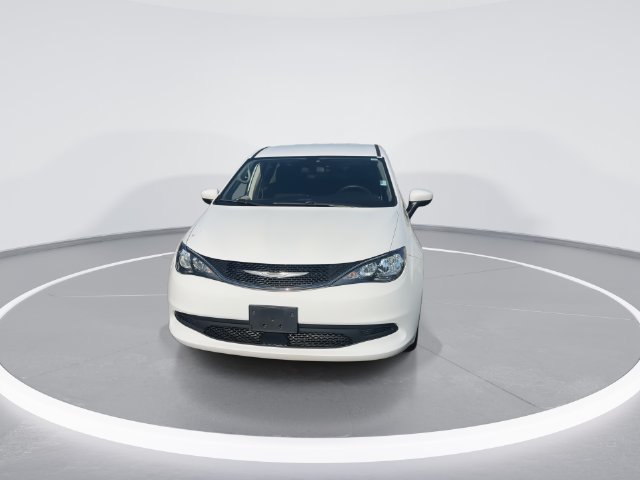Used 2021 Chrysler Voyager LX FWD image 3