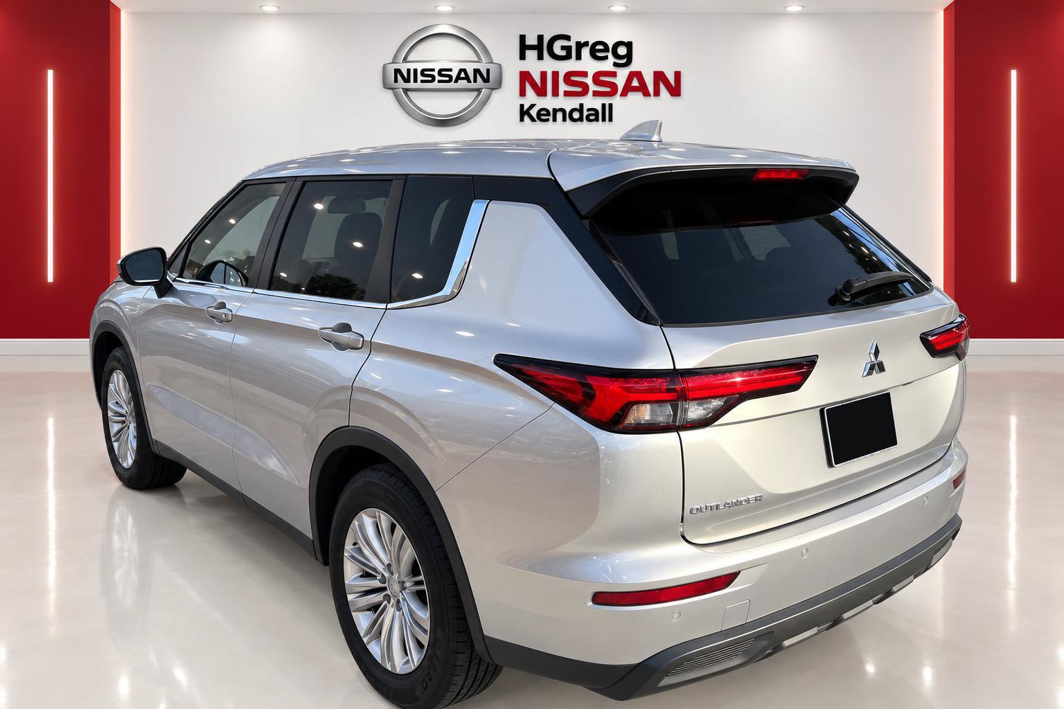 Used 2023 Mitsubishi Outlander ES FWD image 2
