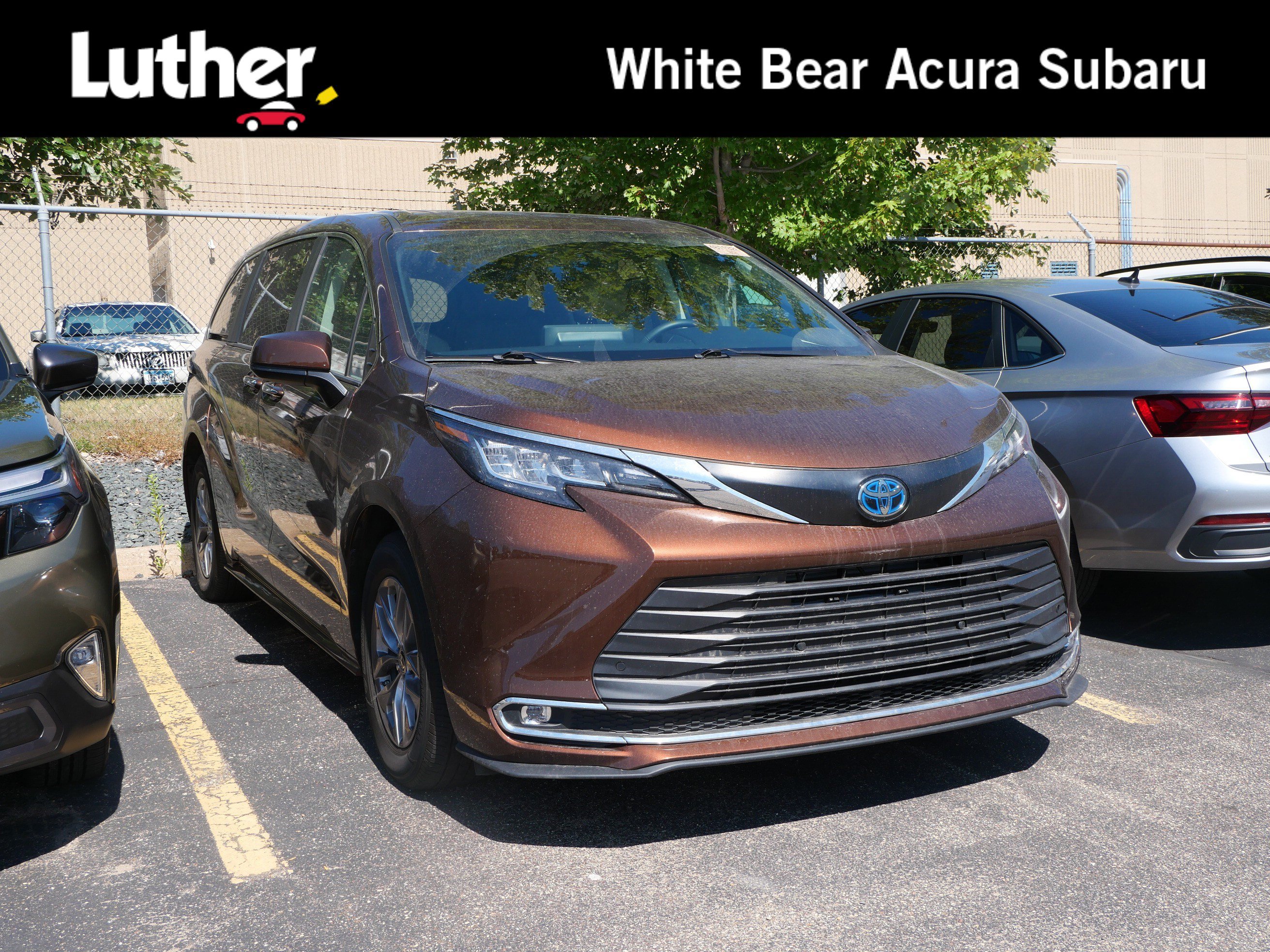 Used 2022 Toyota Sienna XLE AWD/4WD image 1