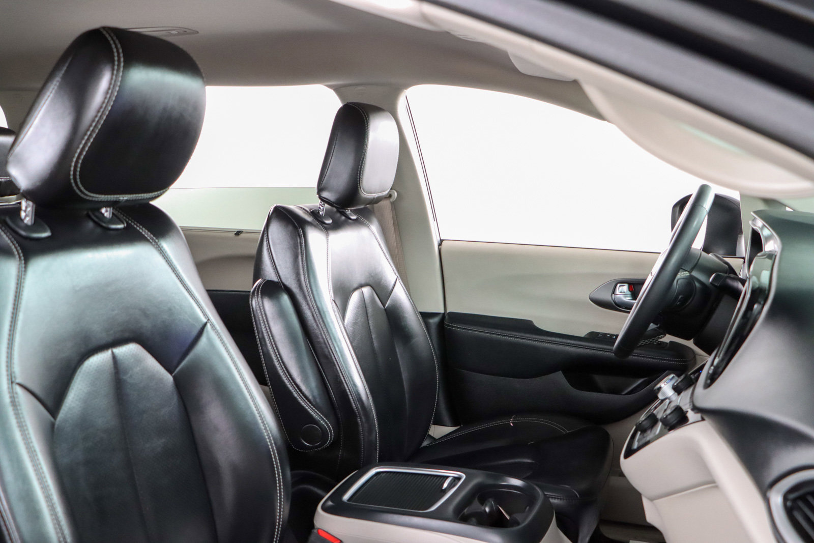 Used 2023 Chrysler Pacifica Touring-L FWD image 27
