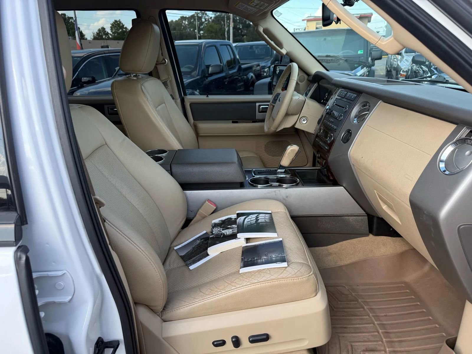 Used 2014 Ford Expedition XLT w/ Equipment Group 202A AWD/4WD image 11