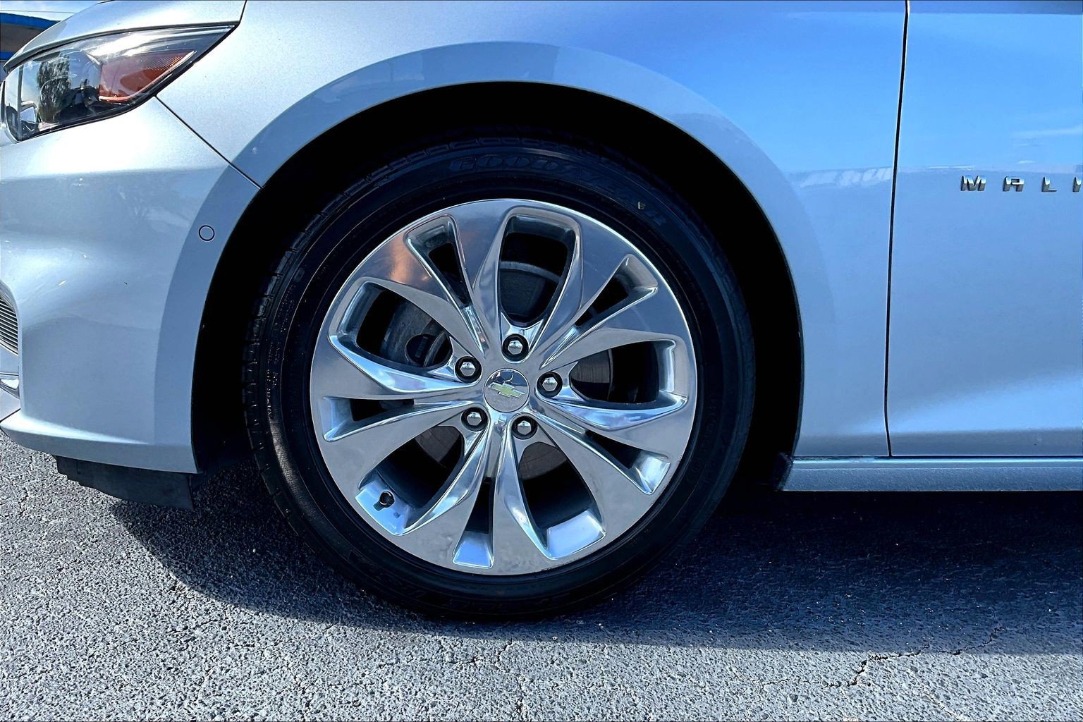 Used 2017 Chevrolet Malibu Premier w/ Driver Confidence Package FWD image 9