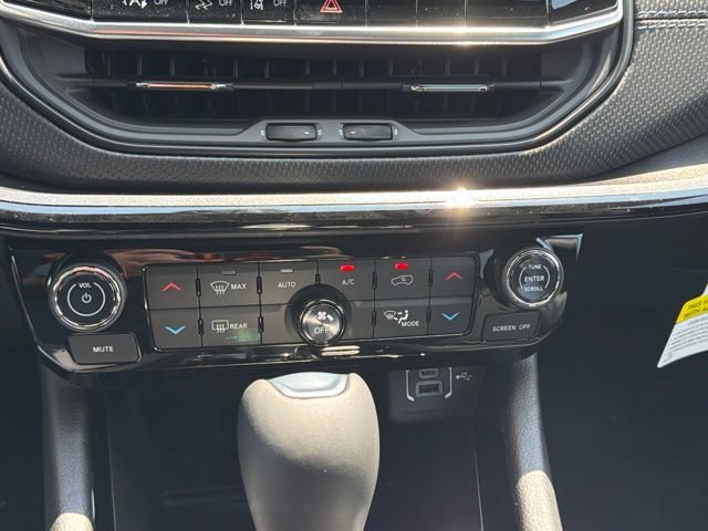 New 2026 Jeep Compass Latitude AWD/4WD image 17