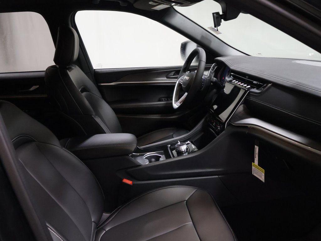 New 2025 Jeep Grand Cherokee Limited w/ Black Appearance Package image 18