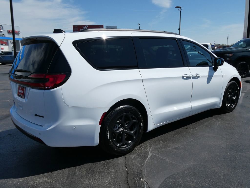 Used 2024 Chrysler Pacifica Premium image 6
