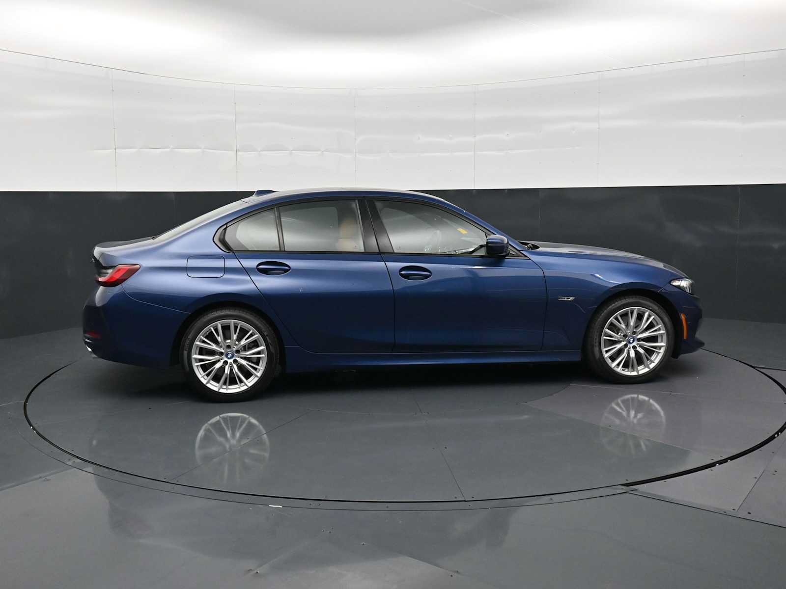 Used 2023 BMW 330e xDrive w/ Driving Assistance Package AWD/4WD image 4