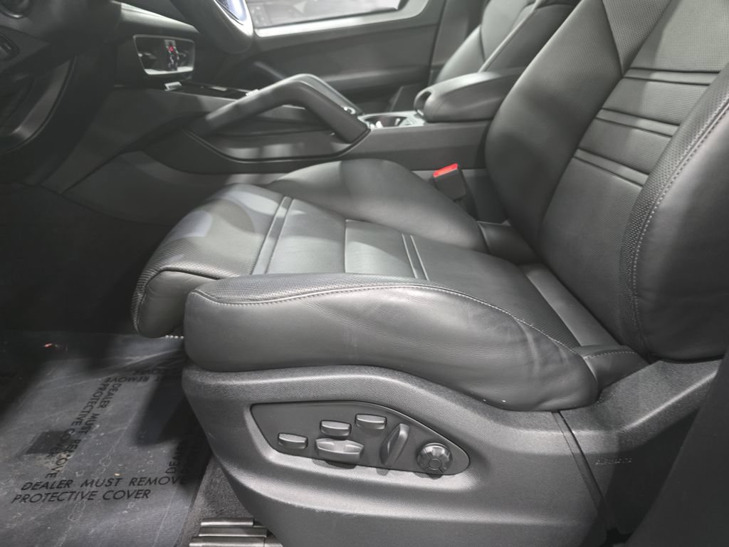 Used 2024 Porsche Cayenne AWD/4WD image 25