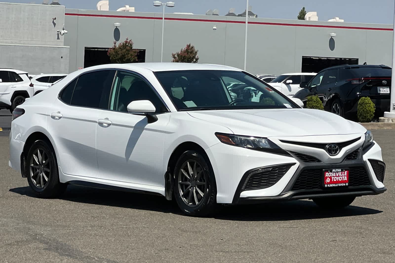 Used 2022 Toyota Camry SE FWD image 5