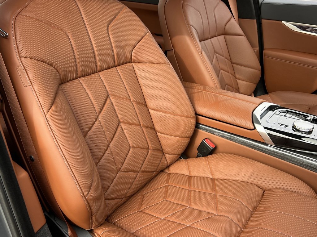 Used 2024 BMW i7 xDrive60 w/ Executive Package image 42